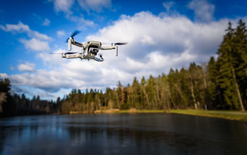 Drone en plein vol au dessus d'une rivière dans les Pyrénées